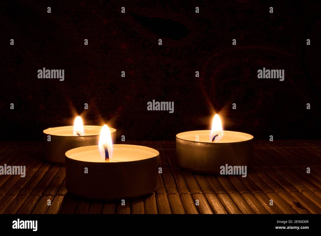 Drei Kerzen im Dunkeln mit Kopierraum Stockfoto