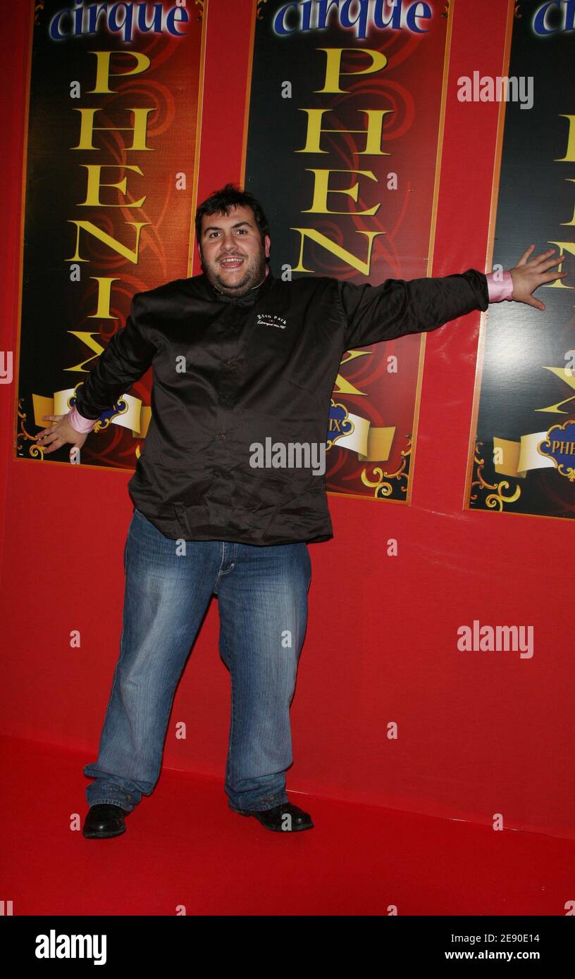 Laurent Ournac kommt zur Eröffnungsnacht des 'Cirque Phenix' am 3. Dezember 2007 in Paris an. Foto von Denis Guignebourg/ABACAPRESS.COM Stockfoto