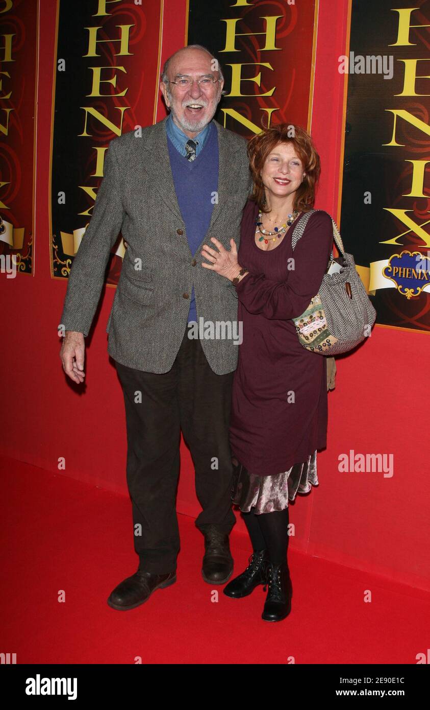 Jean-Pierre Marielle und seine Frau Agathe Nathanson kommen am 3. Dezember 2007 zur Eröffnungsnacht des "Cirque Phenix" in Paris, Frankreich, an. Foto von Denis Guignebourg/ABACAPRESS.COM Stockfoto
