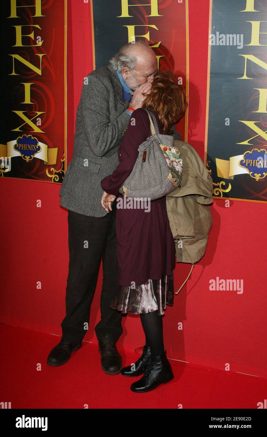 Jean-Pierre Marielle und seine Frau Agathe Nathanson kommen am 3. Dezember 2007 zur Eröffnungsnacht des "Cirque Phenix" in Paris, Frankreich, an. Foto von Denis Guignebourg/ABACAPRESS.COM Stockfoto