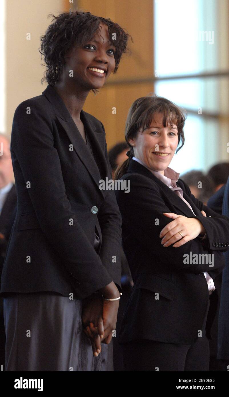 Rama Yade und Fadela Amara nehmen am 4. Dezember 2007 an einer Vertragsunterzeichnung in Algier, Algerien, Teil. Foto von Christophe Guibbaud/ABACAPRESS.COM Stockfoto