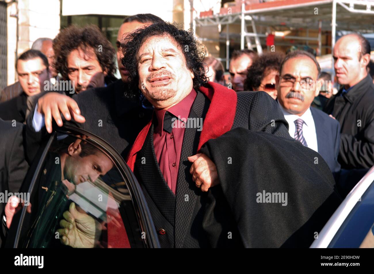 Der libysche Führer Moammar Gadhafi verlässt das Ritz Hotel nach einer Pressekonferenz im Ritz Hotel in Paris, Frankreich, mit dem Präsidenten des Algerienkomitees der Medef International (Französische Arbeitgeberunion) Yves-Thibault de Silguyon am 12. Dezember 2007. Foto von ABACAPRESS.COM Stockfoto