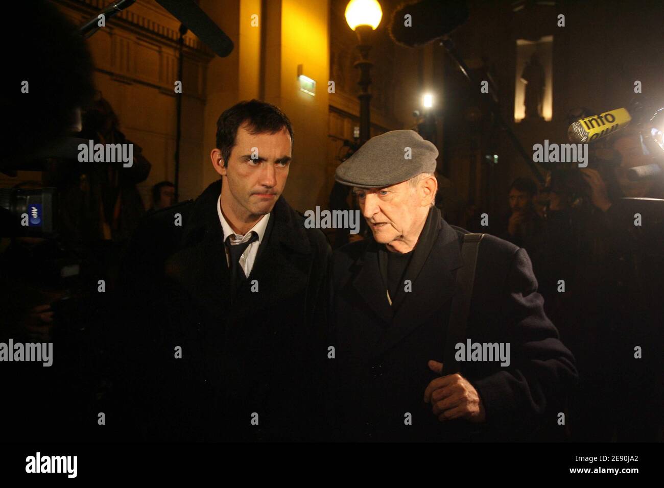 Gilles et Edmond Simeoni warten auf das Urteil des mutmaßlichen Schützen Yvan Colonna vor einem Sondergericht am letzten Tag des Prozesses von Colonna am 13. Dezember 2007 in Paris, Frankreich. Yvan Colonna wird beschuldigt, am 6. Februar 1998 in Ajaccio den ehemaligen Präfekten von Korsika, Claude Erignac, Frankreichs obersten Regierungsvertreter auf Korsika, getötet zu haben. Foto von Mousse/ABACAPRESS.COM Stockfoto