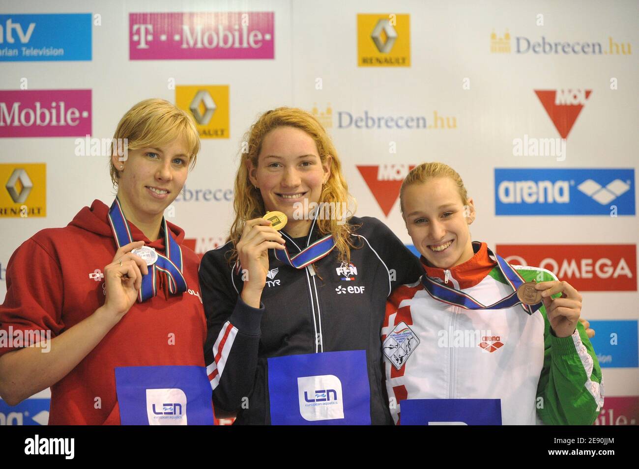 (L-R) Polens Katarzyna Baranowska 2., Frankreichs Camille Muffat 1. Und Ungarns Evelyn Verraszto 3. Auf der 200-Meter-Medley der Frauen während der European Shortcourse Swimming Championships, in Debrecen, Ungarn, am 13. Dezember 2007. Foto von Stephane Kempinaire/Cameleon/ABACAPRESS.COM Stockfoto