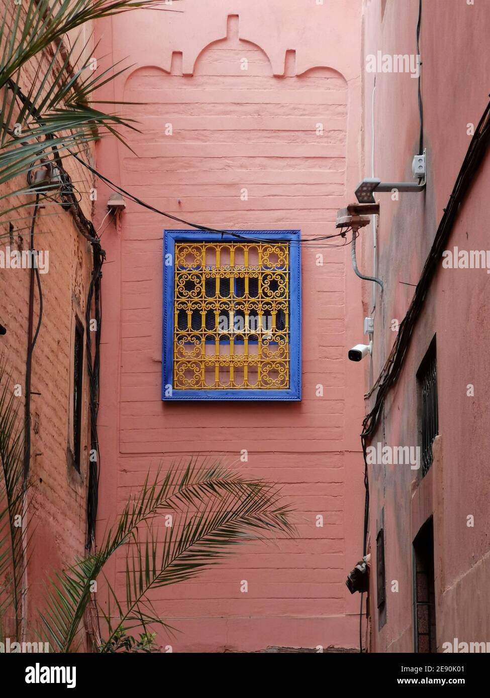 Marokkanische Straße, Fenster an rosa Wand Stockfoto