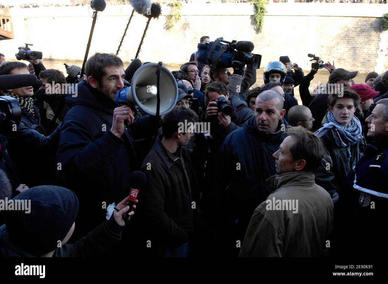 Augustin Legrand, Anführer des Vereins Don Quichotte, wird während einer Polizeioperation zur Beendigung des neuen Geschehens des Vereins in Paris, Frankreich, am 15. Dezember 2007 dargestellt. Diese Vereinigung versuchte, Zelte zu installieren, um Homelesses entlang der seine am Fuße der Kathedrale Notre Dame zu beherbergen. Don Quichotte wurde letztes Jahr berühmt, nachdem eine ähnliche Operation entlang des St. Martin Kanals durchgeführt wurde. Foto von Jules Motte/ABACAPRESS.COM Stockfoto