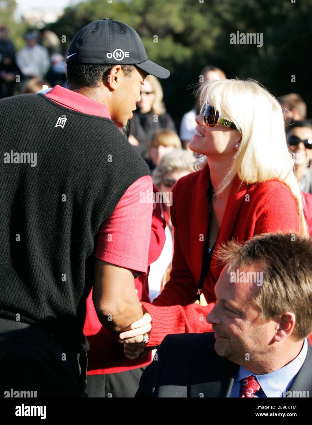 Tiger Woods wird von seiner Frau Elin Nordegren nach dem Gewinn der Target World Challenge im Sherwood Country Club in Thousand Oaks, CA, USA am 16. Dezember 2007 gratuliert. Foto von Charles Baus/Cal Sport Media/Cameleon/ABACAPRESS.COM Stockfoto