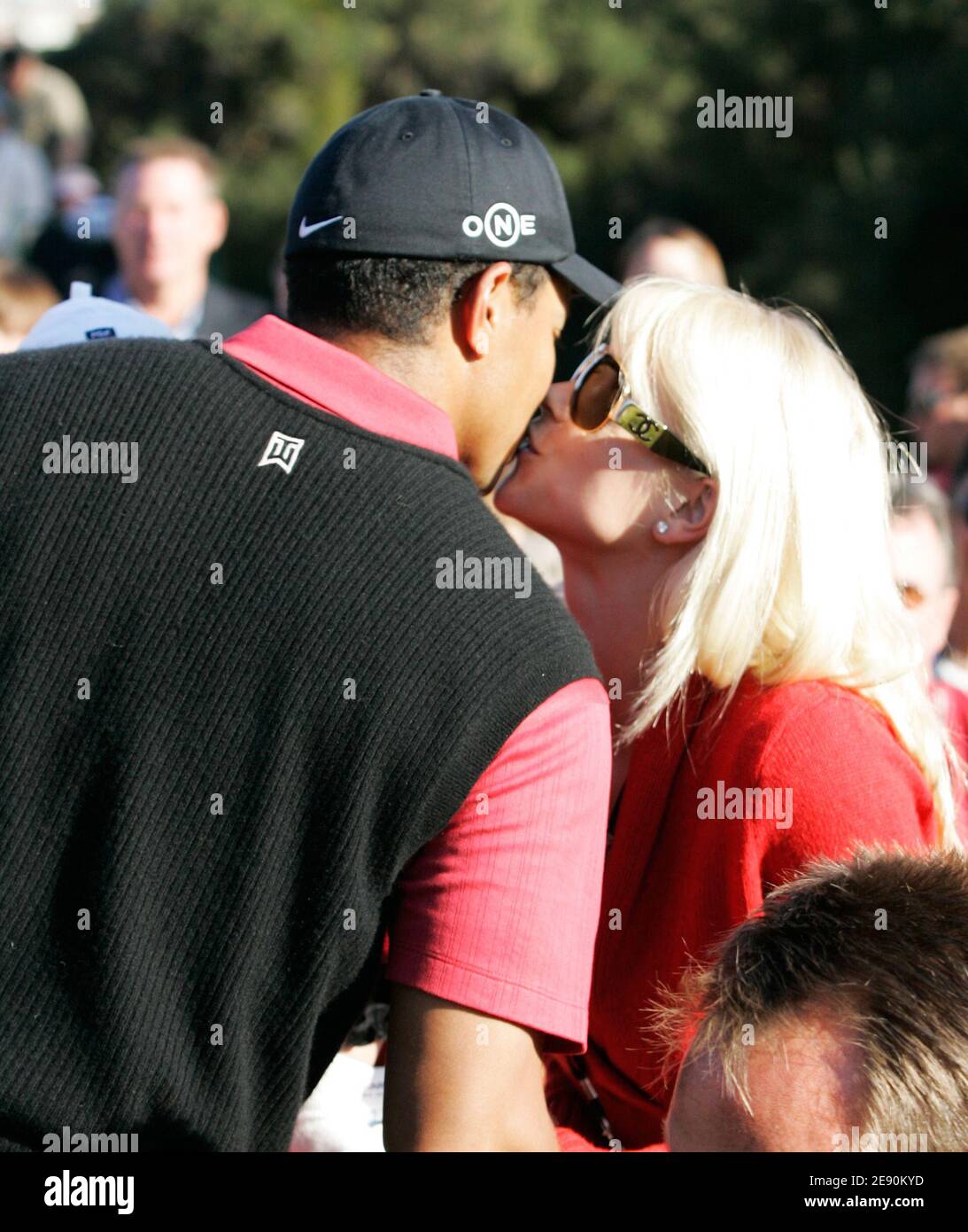 Tiger Woods wird von seiner Frau Elin Nordegren nach dem Gewinn der Target World Challenge im Sherwood Country Club in Thousand Oaks, CA, USA am 16. Dezember 2007 gratuliert. Foto von Charles Baus/Cal Sport Media/Cameleon/ABACAPRESS.COM Stockfoto