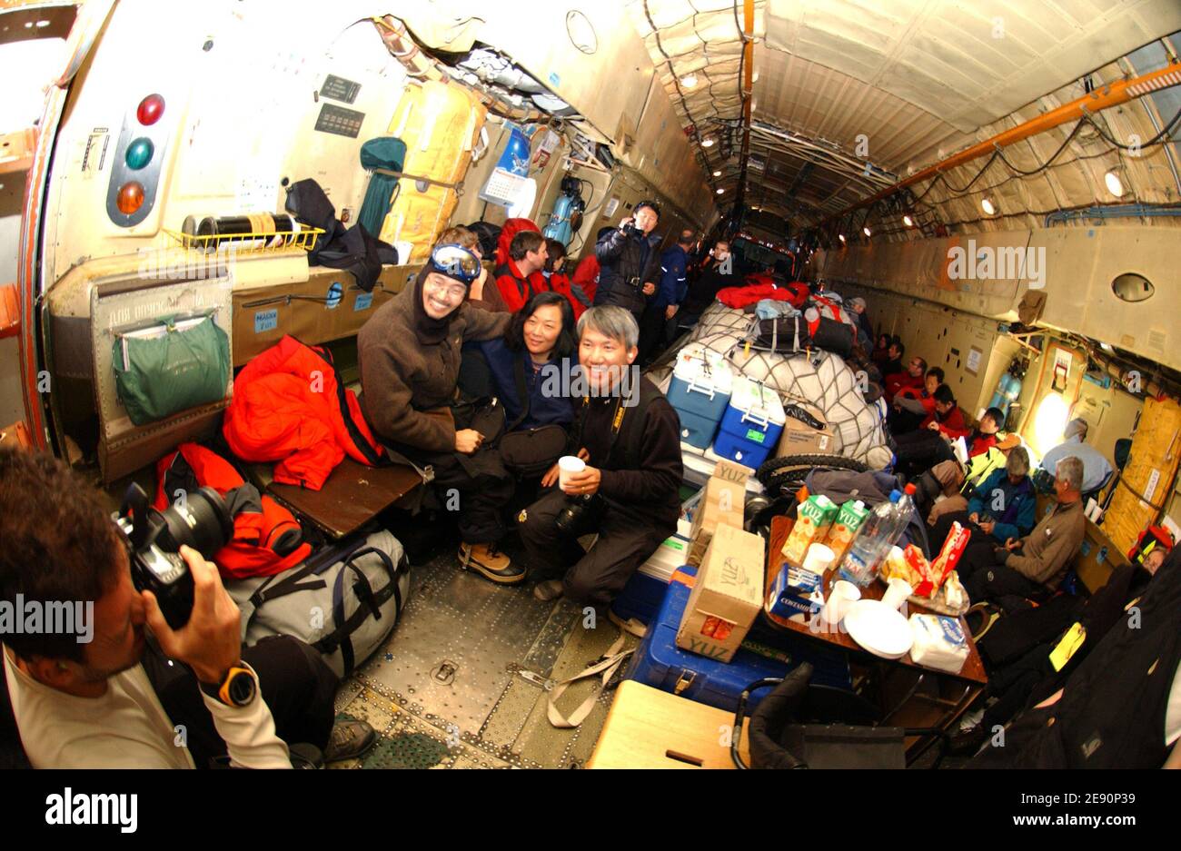 Antarctic Ice Marathon & 100k 2007, vom 8. Bis 23. Dezember 2007, von Punta Arenas (Chile) nach Patriot Hills (Antarktis). Hier sehen Sie die Marathonteilnehmer im Frachtflugzeug Iljuschin 76, das von Punta Arenas nach Patriot Hills in der Antarktis reist. Die Flugdauer nach Patriot Hills beträgt 4.5 Stunden. Foto von Bertrand Mahe/Cameleon/ABACAPRESS.COM Stockfoto