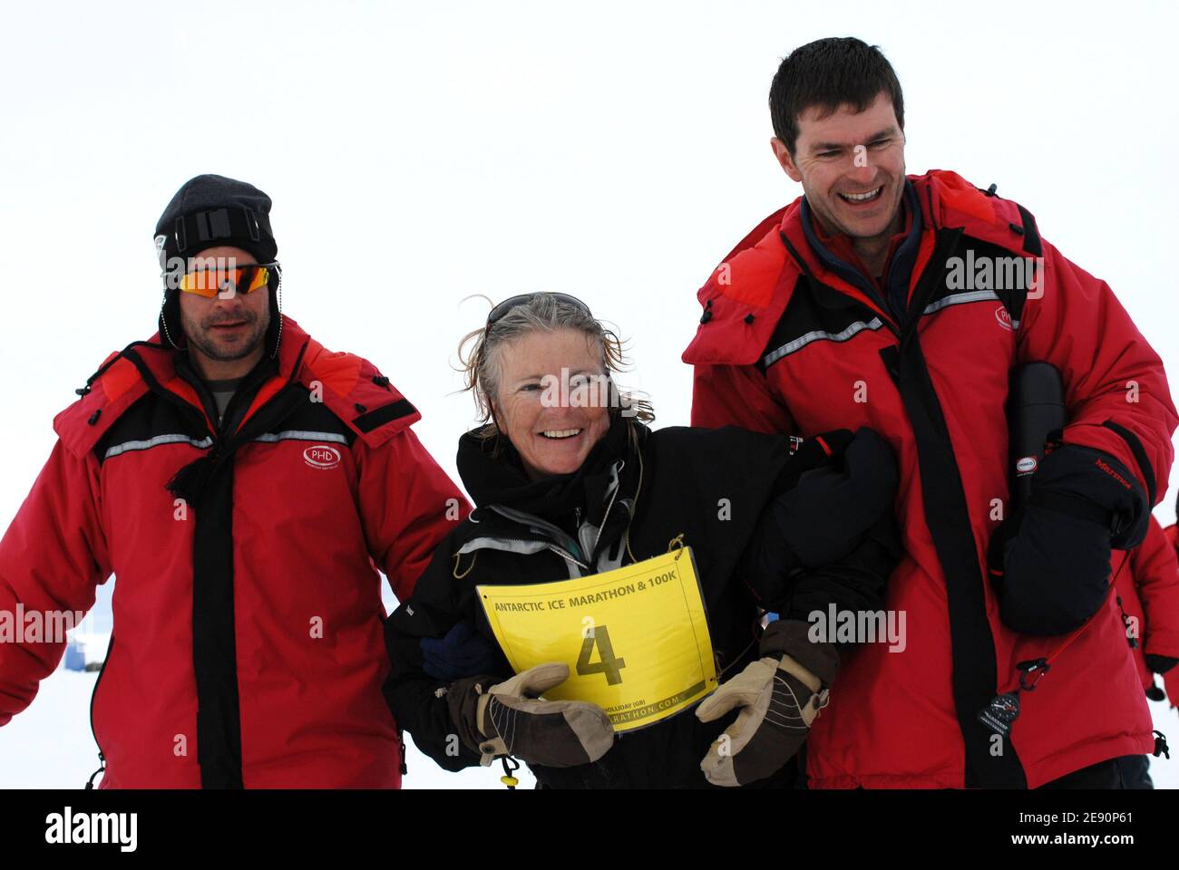 Antarctic Ice Marathon & 100k 2007, vom 8. Bis 23. Dezember 2007, von Punta Arenas (Chile) nach Patriot Hills (Antarktis). Hier ist die britische Susan Holliday zu sehen: Sie absolvierte etwa 17 Marathons, darunter 4 x London, Berlin, Rom, Lissabon, Paris und Madrid. Darüber hinaus hat Sue auch Beachy Head, den Neolithischen Langlaufmarathon (3 Mal) und natürlich den Nordpol-Marathon absolviert, den sie 2007 gewonnen hat. Sie hat auch den Marathon des Sables, die Three Peaks Challenge (3 Mal) beendet und den Winter Tough Guy überlebt. Stockfoto