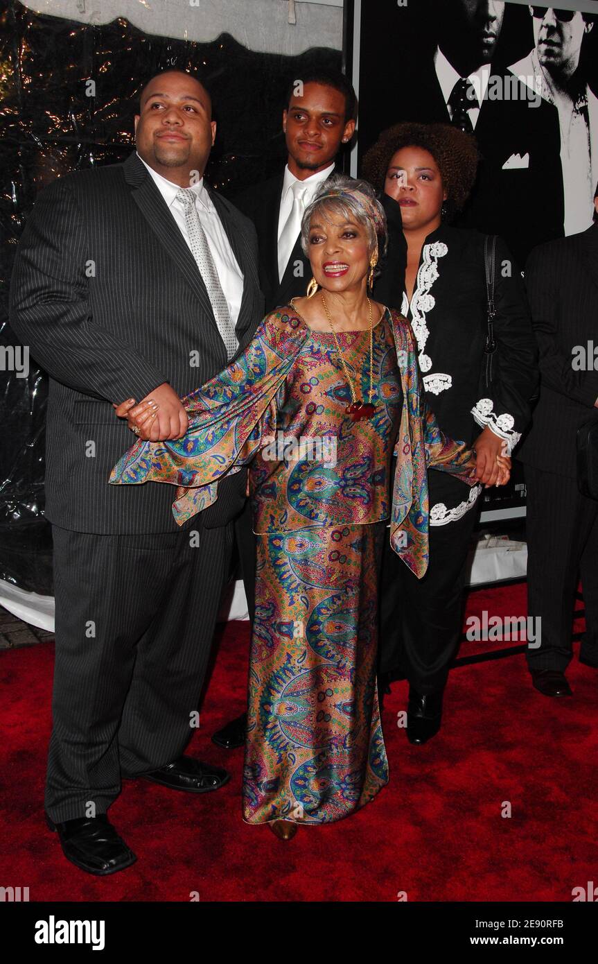 Ruby Dee (C) und ihre Enkelkinder besuchen am 19. Oktober 2007 die Uraufführung von 'American Gangster' im Apollo Theater in New York City, USA. Foto von Gregorio Binuya/ABACAUSA.COM (im Bild: Ruby Dee) Stockfoto