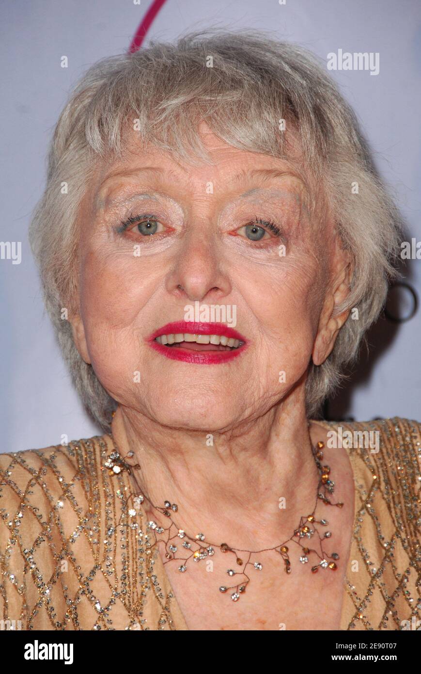 Die Schauspielerin Celeste Holm posiert, als sie zur Gala der Princess Grace Foundation-USA Annual Awards und Special Live Auction in Sotheby's New York kommt, um am 25. Oktober 2007 in New York City, NY, USA, ihr 25-jähriges Jubiläum zu feiern und das Vermächtnis der Prinzessin Grace zu ehren. Foto von Gregorio Binuya/ABACAUSA.COM (im Bild: Celeste Holm) Stockfoto