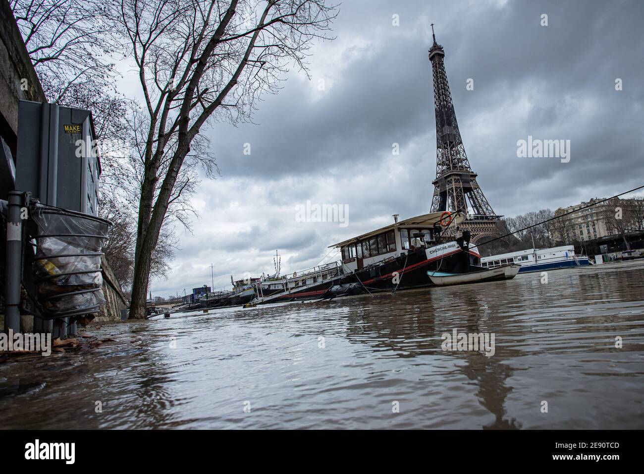 Paris, Frankreich. Februar 2021. Ein Ufer der seine wird am 1. Februar 2021 aufgrund der anhaltenden Regenfälle in Paris, Frankreich, untergetaucht. Quelle: Aurelien Morissard/Xinhua/Alamy Live News Stockfoto