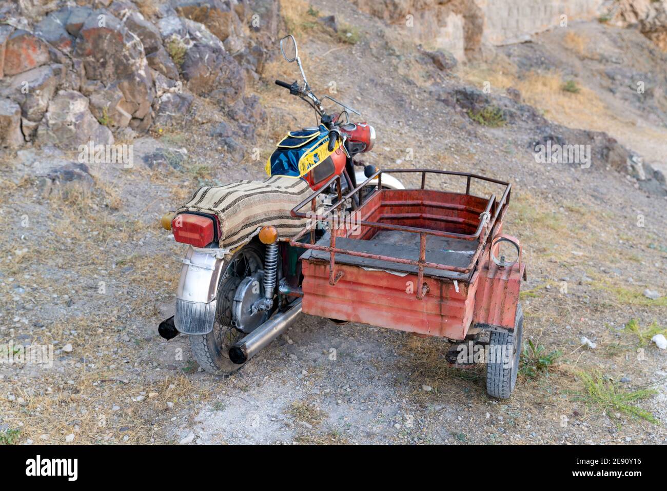 Elazig, Türkei-September 18 2020: Rückansicht von Oldtimer-Motorrad mit Seitenwagen auf felsigen Platz geparkt. Stockfoto