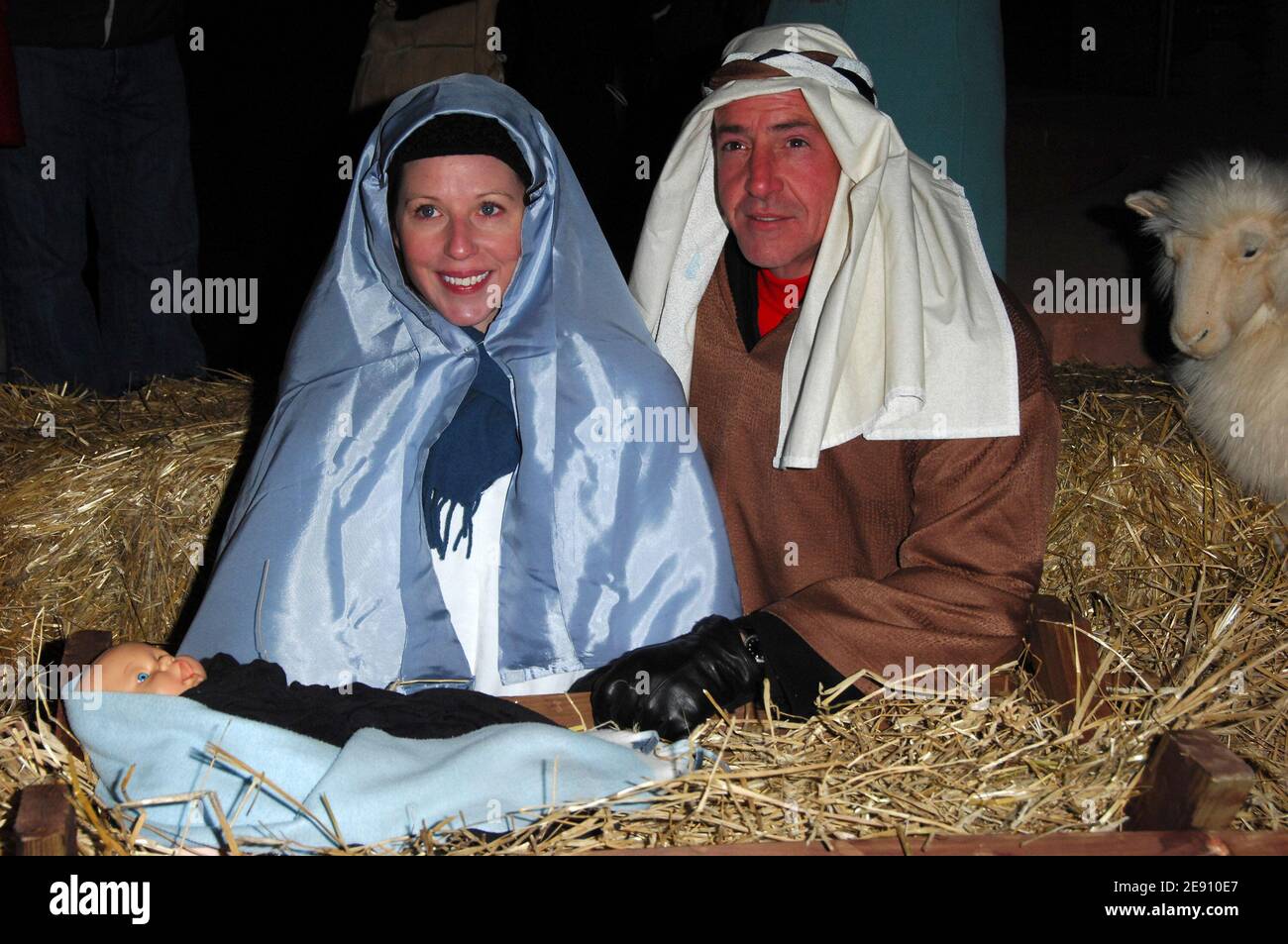 Michael Lohan, Vater von Lindsay Lohan, posiert als Joseph mit Shannon Smith als Mary für das 2. Jahresprojekt Dance's Times Square Live Krippe am Fire Fighters 911 Memorial am Times Square, New York City, USA am 18. Dezember 2007. Foto von Gregorio Binuya/ABACAUSA.COM (im Bild: Michael Lohan, Shannon Smith) Stockfoto