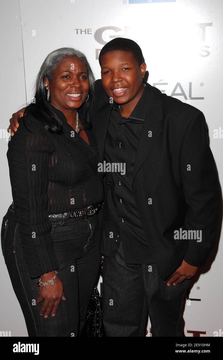 Schauspieler Denzel Whitaker und Mutter Yolanda kommen am 2007. September zur Premiere von "The Great Debaters" im Ziegfeld Theater in New York City, USA. Foto von Gregorio Binuya/ABACAUSA.COM (im Bild: Denzel Whitaker, Yolanda Whitaker) Stockfoto