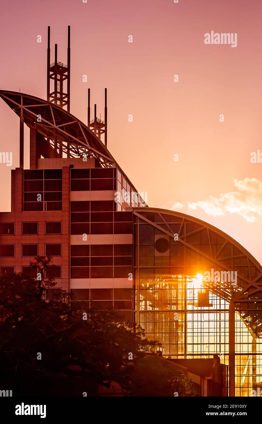 Die Sonne untergeht auf Government Plaza, auch das City-County Administration Building genannt, 31. Januar 2021, in Mobile, Alabama. Stockfoto