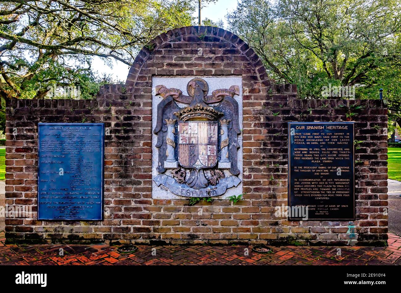 Ein Marmormosaik des spanischen Wappens ist in eine Wand am Eingang zum Spanish Plaza, 31. Januar 2021, in Mobile, Alabama eingebettet. Stockfoto