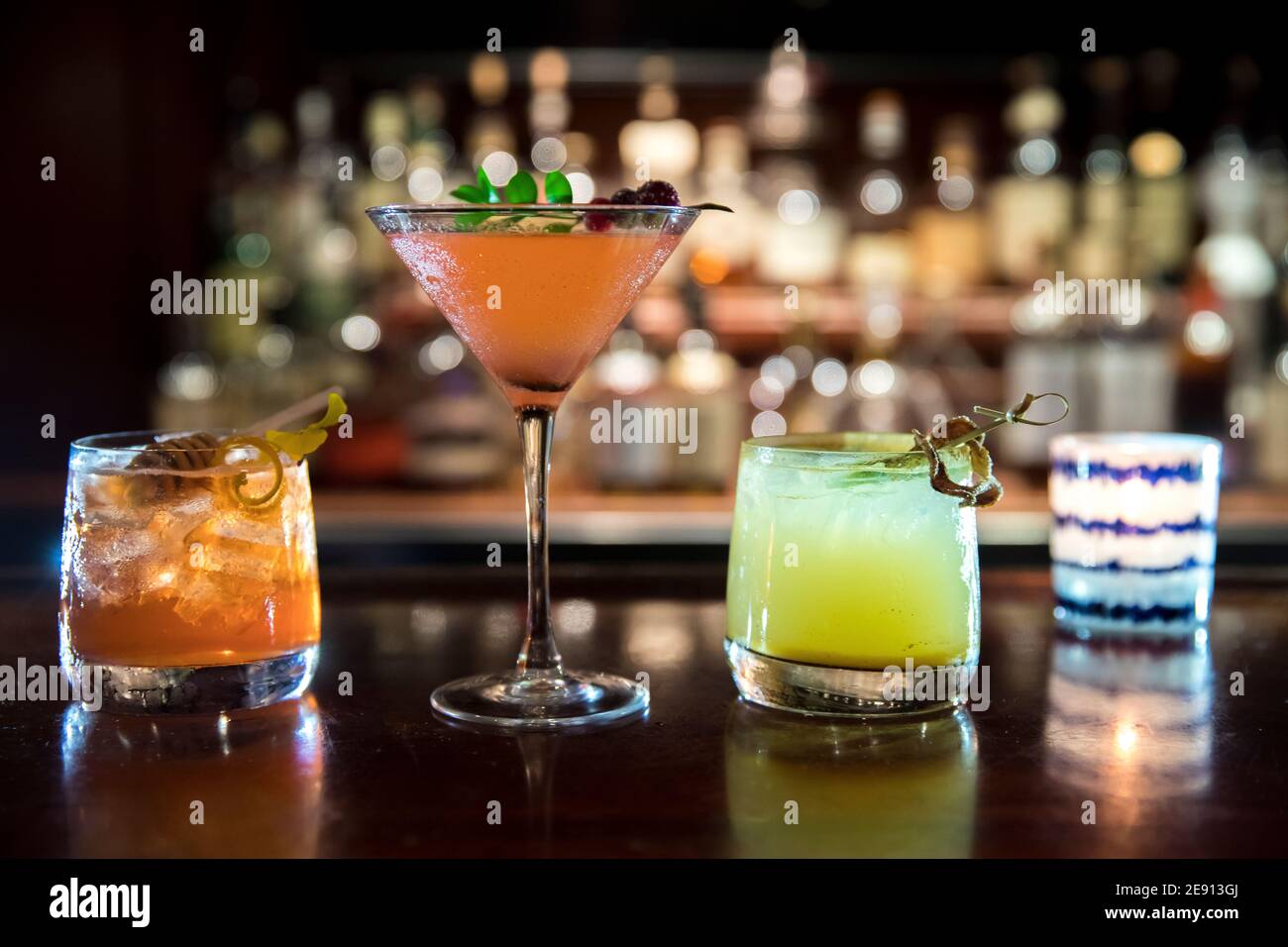 Drei farbenfrohe, im Herbst inspirierte Cocktails an der Bar in der gemütlichen Bar Innen Stockfoto