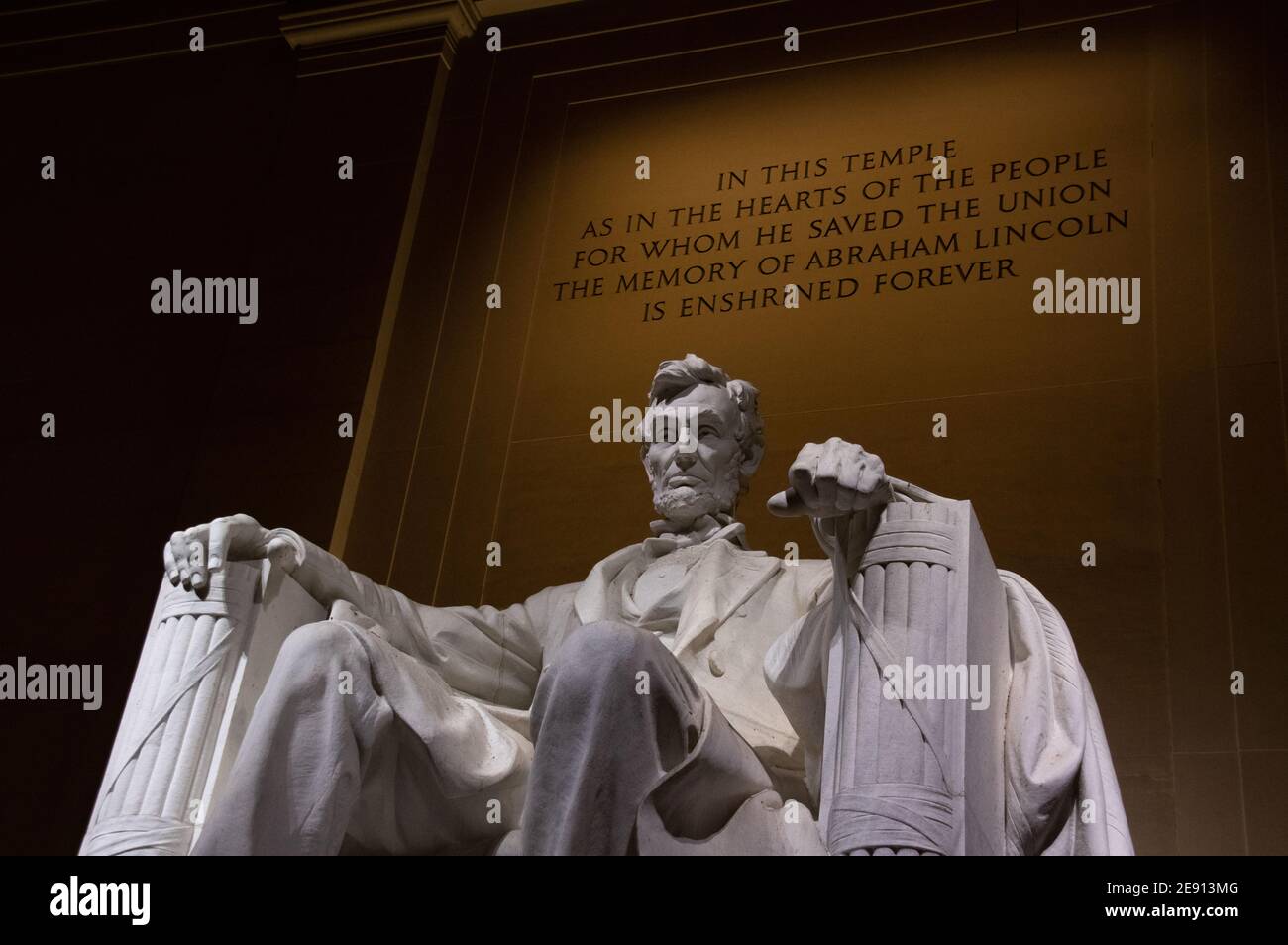 Statue von Abraham Lincoln im Lincoln Memorial bei Nacht, Washington, DC Stockfoto