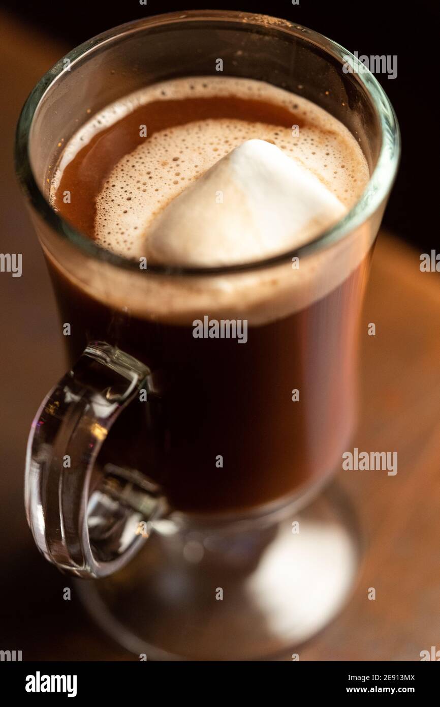 Ein heißer Schokoladendrink mit Mezcal, serviert mit Marshmallows in einem Glaskrug Stockfoto