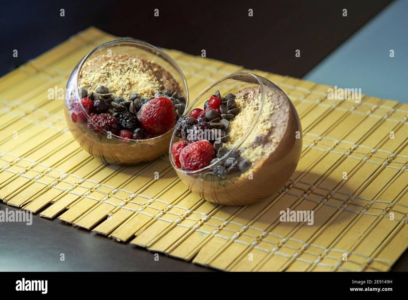 Blick von oben auf köstliche Schokoladenmousse mit Beeren Stockfoto Blick von oben auf köstliche Schokoladenmousse mit Beeren Stockfoto