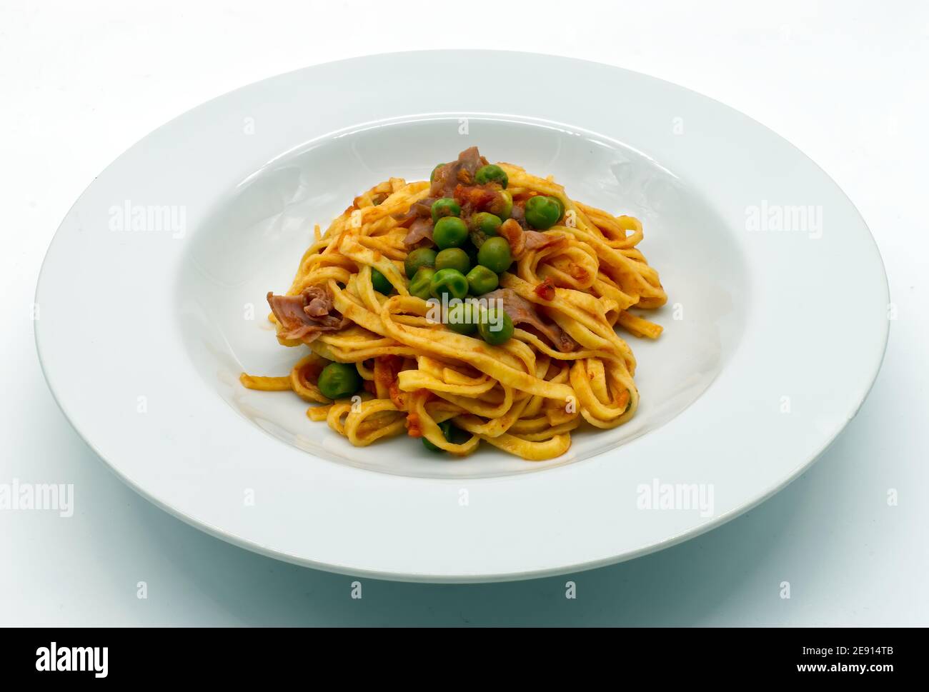 Frische italienische Tagliatelle mit Schinken und Erbsen Sauce. Traditionelle italienische Pasta. Stockfoto