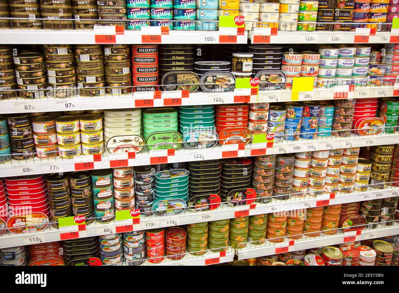 Kaliningrad, Russland - 31. Januar 2021: Fischkonserven auf Supermarktregalen. Stockfoto
