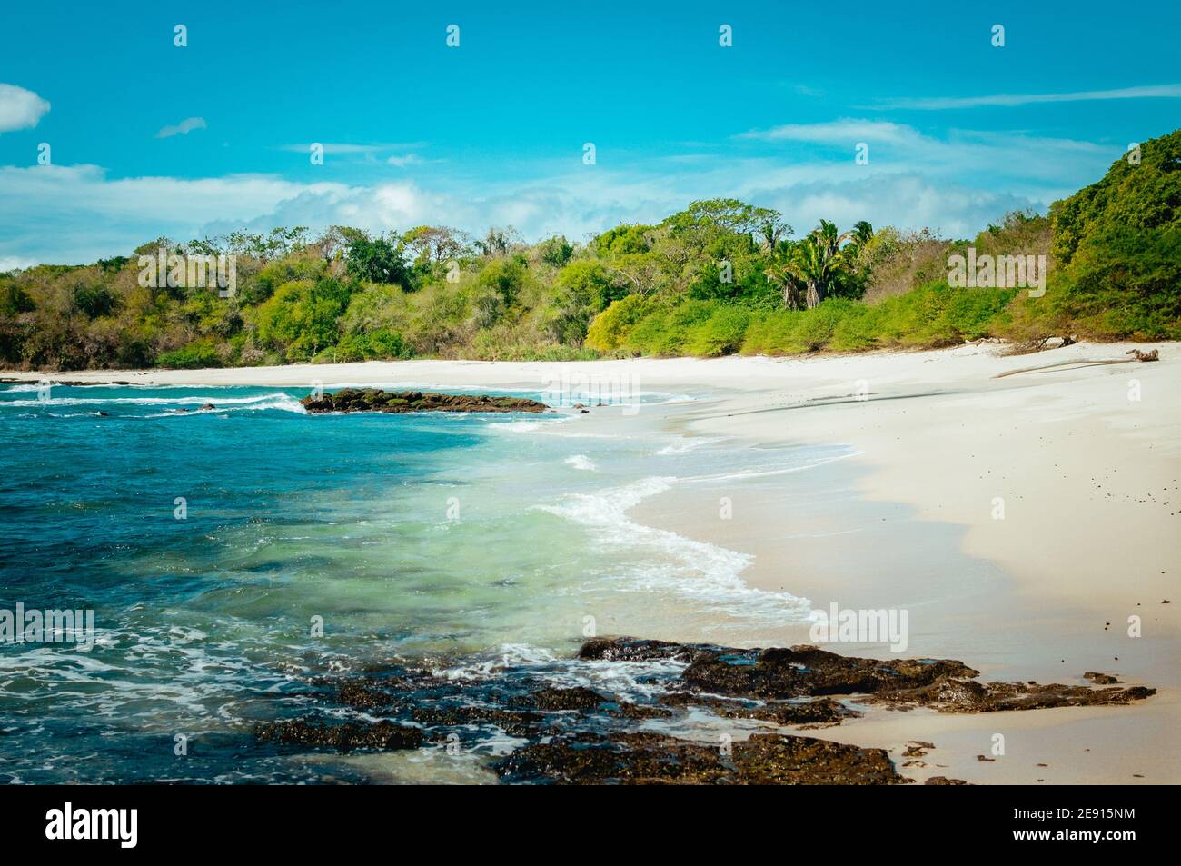 Unberührter Strand mit weißem Sand in Punta Mita (Nayarit), in der Nähe von Puerto Vallarta (jalisco), in Mexiko Stockfoto