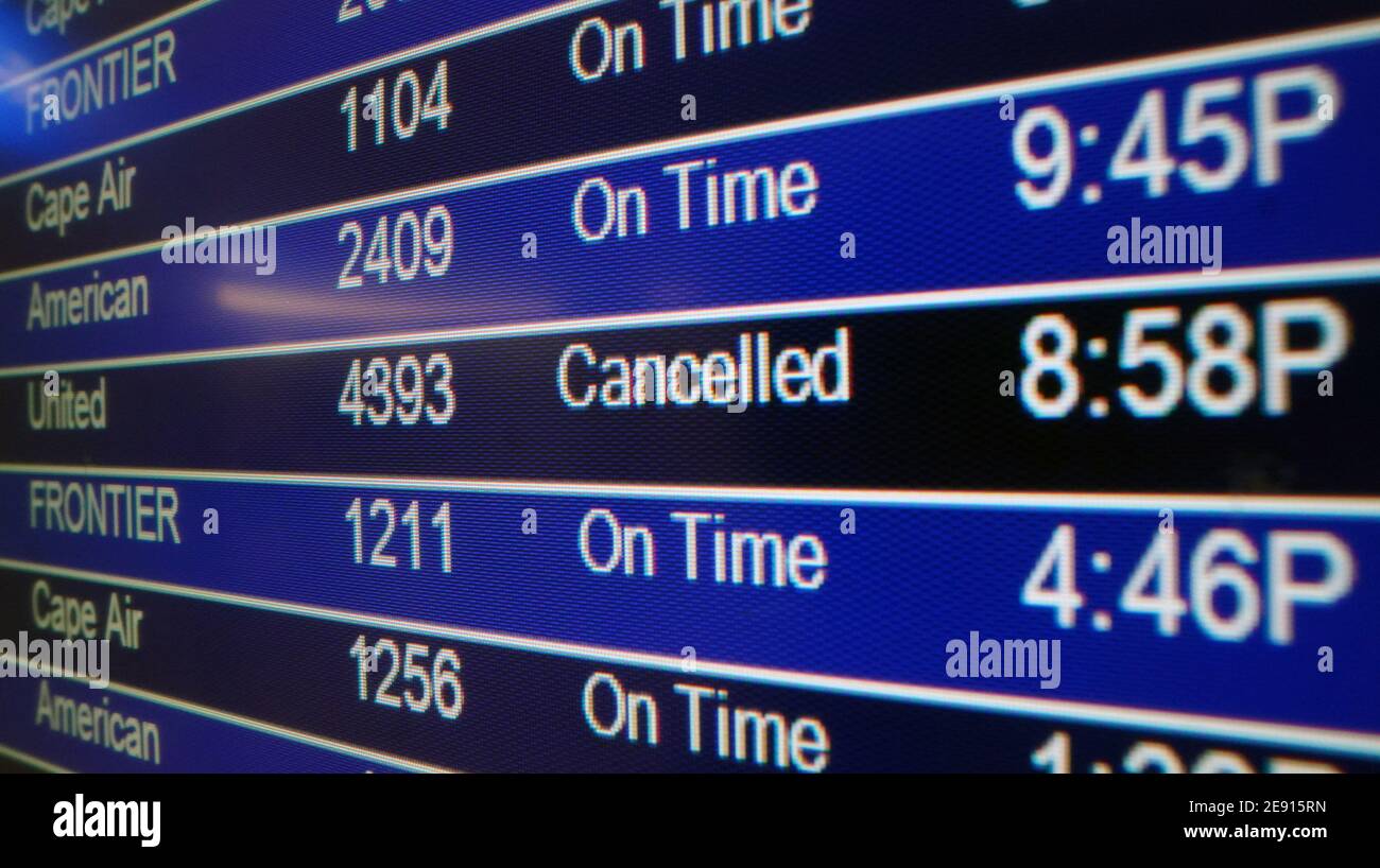 St. Louis, Usa. Februar 2021. Alle Flüge nach St. Louis scheinen pünktlich zu sein, außer United Flug 4393 von Newark, der am 1. Februar 2021 am St. Louis-Lambert International Airport in St. Louis gestrichen wurde. Früher Schneefall summiert sich in New Jersey, Top 8 Zoll als ein Wintersturm weiterhin Wut. Foto von Bill Greenblatt/UPI Kredit: UPI/Alamy Live News Stockfoto