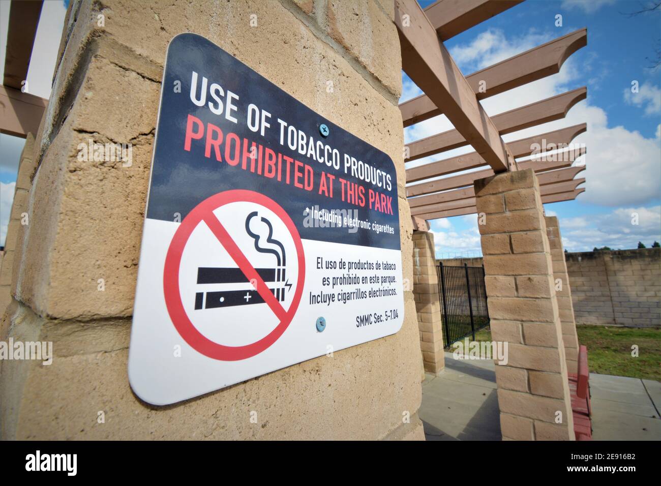 Rauchverbot auf dem öffentlichen Gebäude in Englisch und Spanisch Mit Abbildung Stockfoto