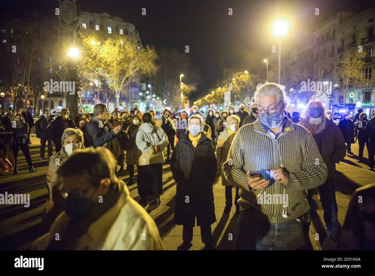 Maskierte Demonstranten hören während der Demonstration Reden.katalanische Unabhängigkeitsgruppen veranstalteten an verschiedenen Stellen in ganz Katalonien Demonstrationen zur Unterstützung von politischen Gefangenen, die vom Obersten Gerichtshof Spaniens wegen Volksverhetzung verurteilt wurden. Nachdem das Provinzwahlgremium von Barcelona am 28. Januar entschieden hatte, dass es die Demonstrationen "Wochenmontagen", die zwischen dem 1. Und 8. Februar zur Unterstützung politischer Gefangener abgehalten wurden, nicht genehmigte, die mit dem Wahlkampf der Generalitat von Katalonien zusammenfielen. Stockfoto
