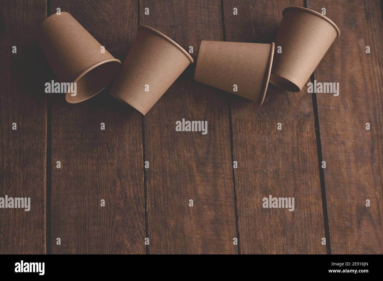 Ökologische Kraftpapier Pappbecher für Kaffee und Tee dunkelbraun Auf dem Tisch Stockfoto
