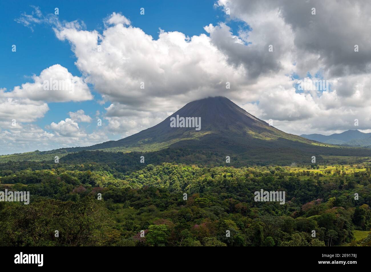 Arenal Vulkan mit tropischem Regenwald, Costa Rica. Stockfoto