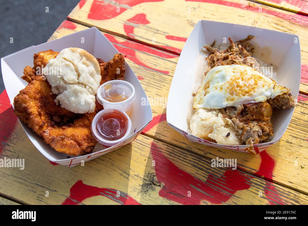 Barons Benedict und Hot Chicken Biscuit, Nashville, TN, USA Stockfoto