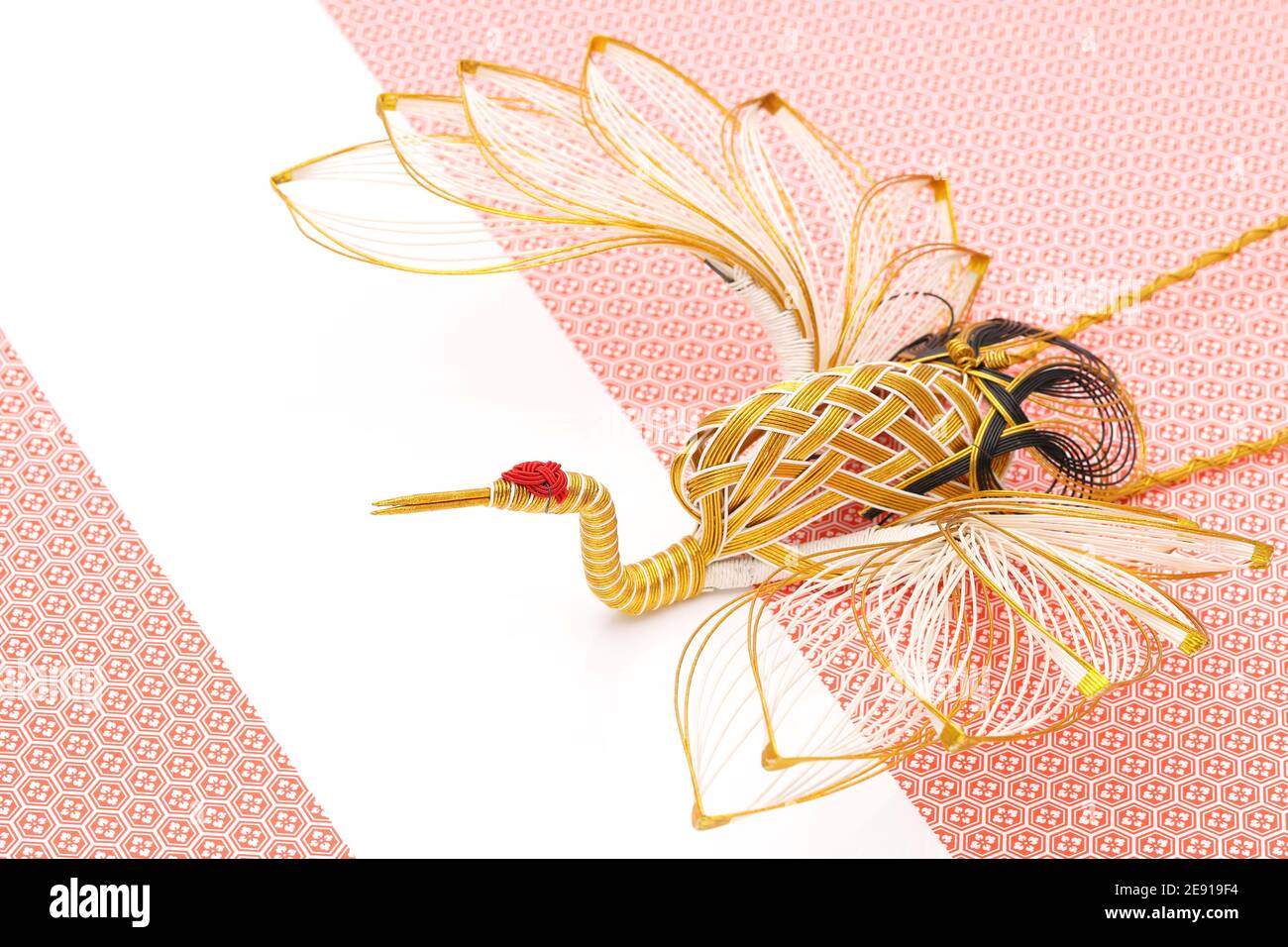 Mizuhiki durch japanische Kultur. Vogelkran ist dekorative japanische Kordel aus verdrehtem Papier. Stockfoto