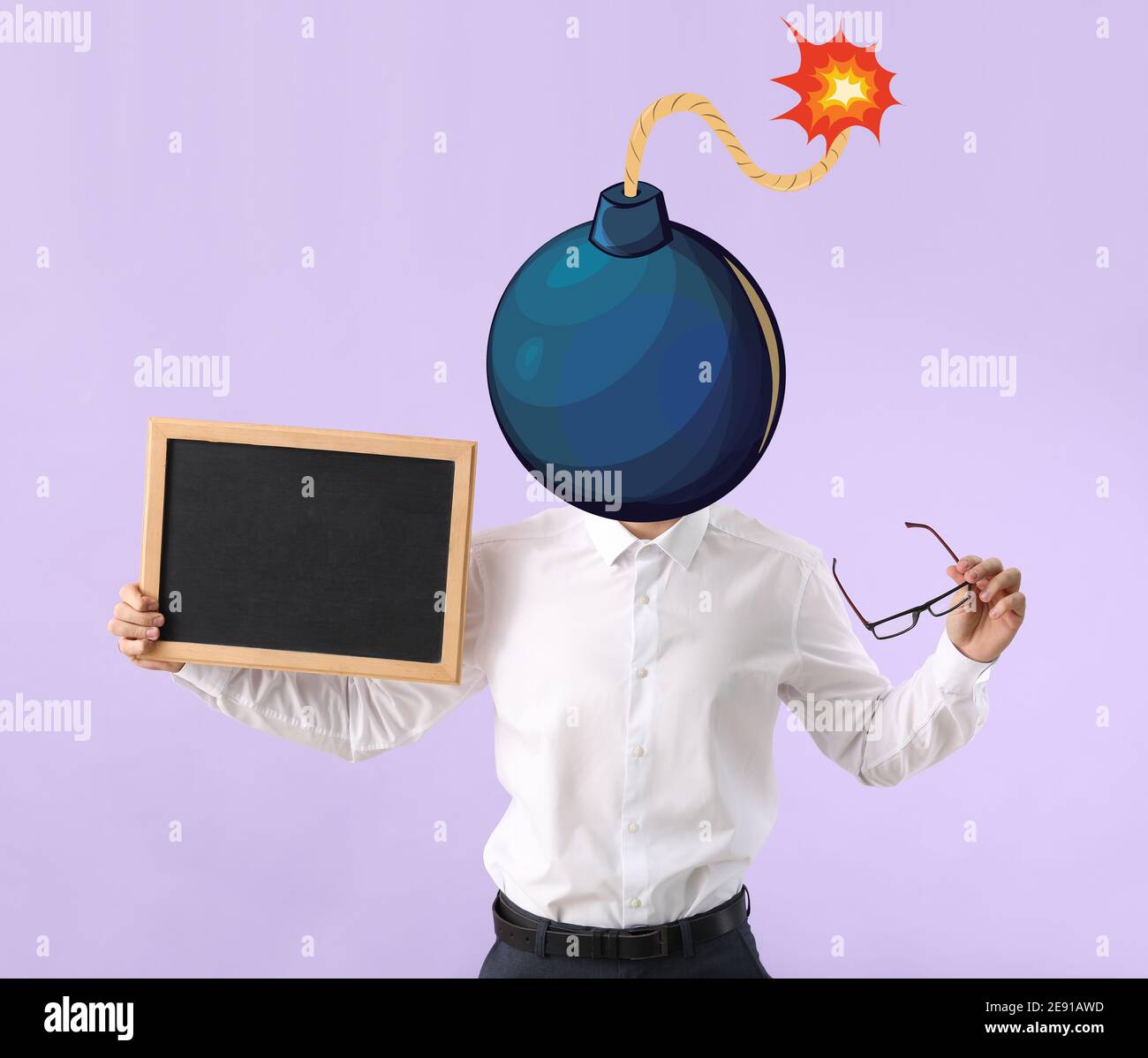 Männlicher Lehrer mit Kreidetafel und Schießpulverbombe statt Kopf Auf farbigem Hintergrund Stockfoto