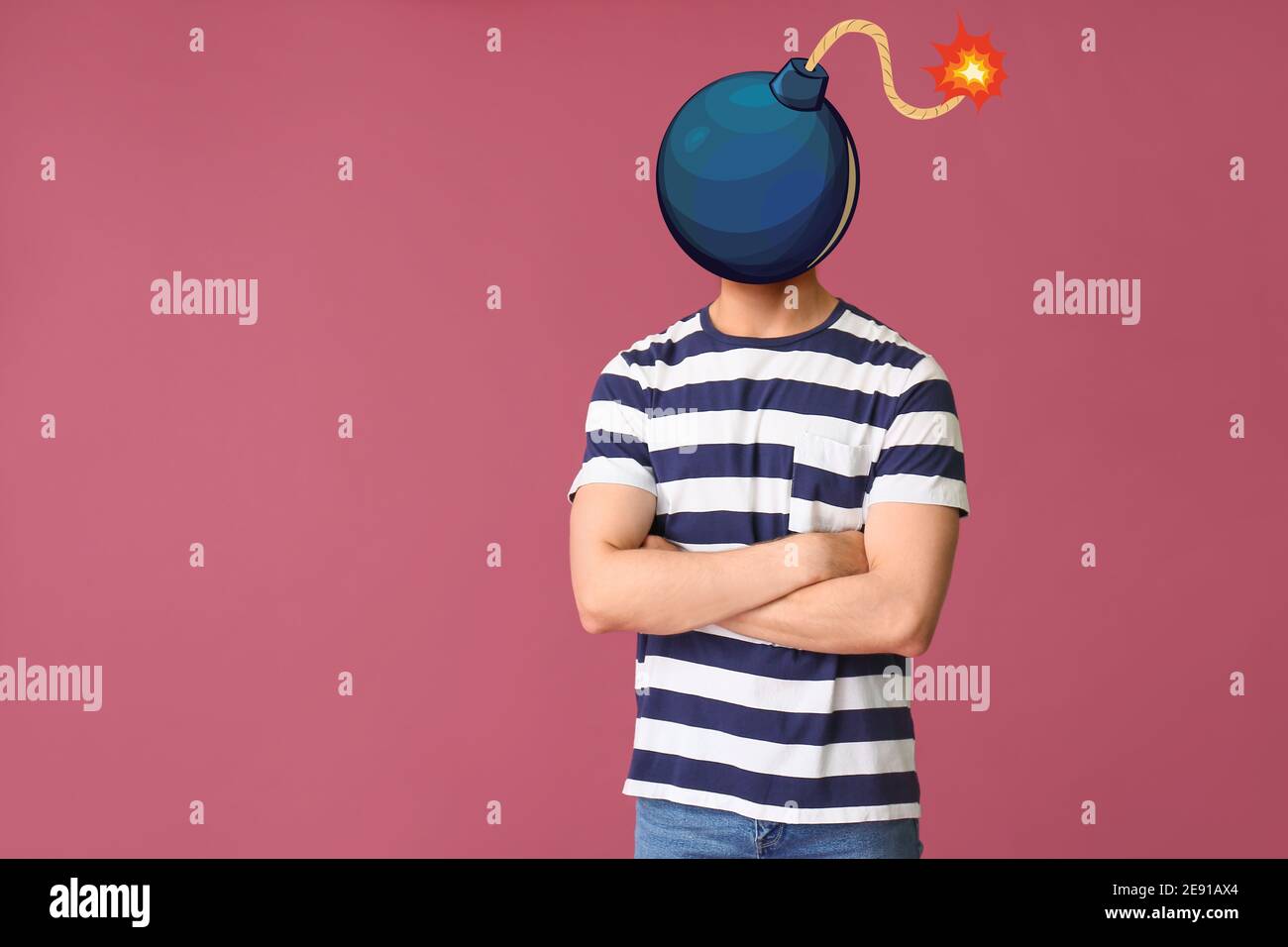 Junger Mann mit Schießpulver Bombe statt Kopf auf Farbe Hintergrund Stockfoto