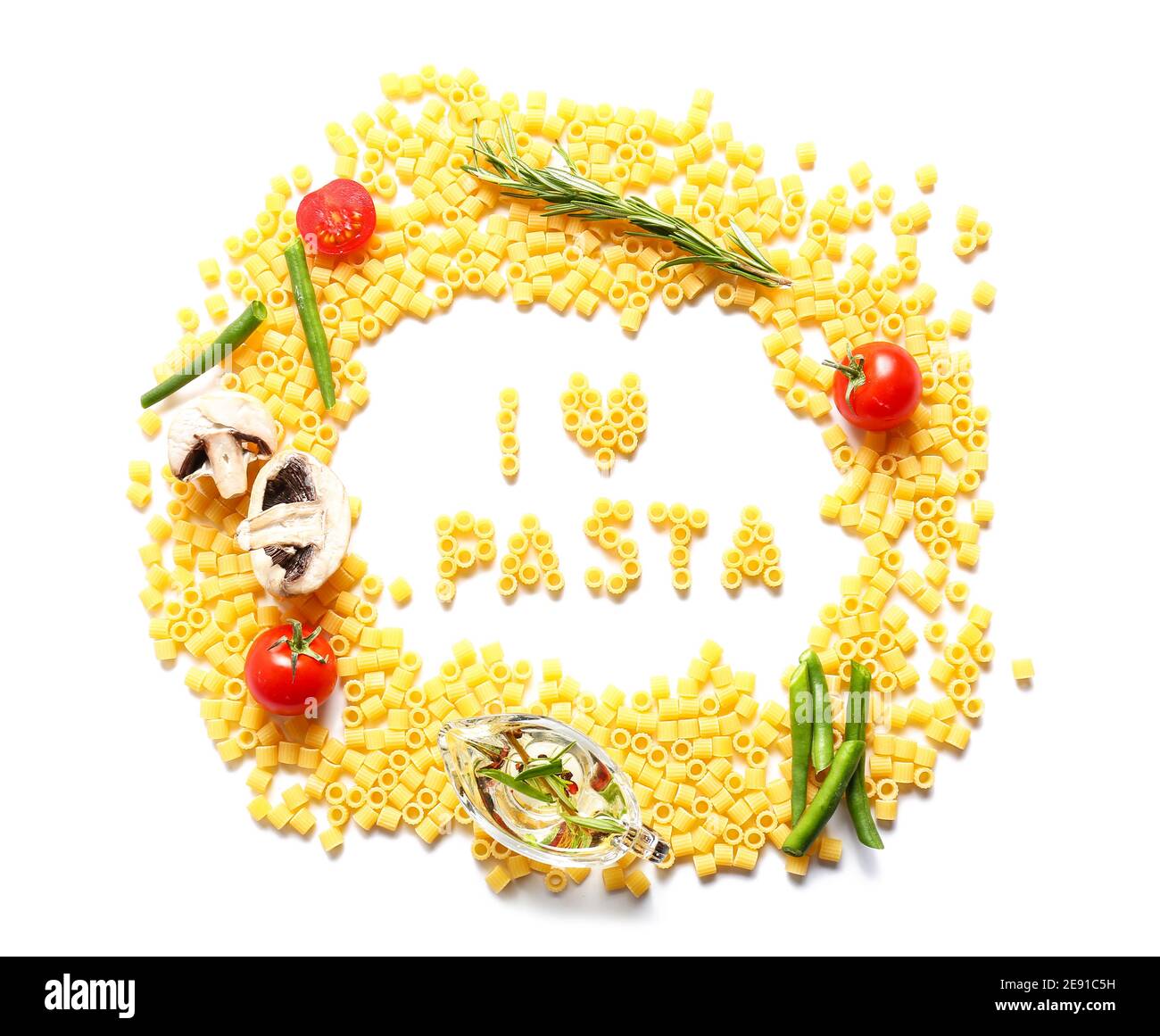 Kreative Komposition mit trockener Pasta auf weißem Hintergrund Stockfoto