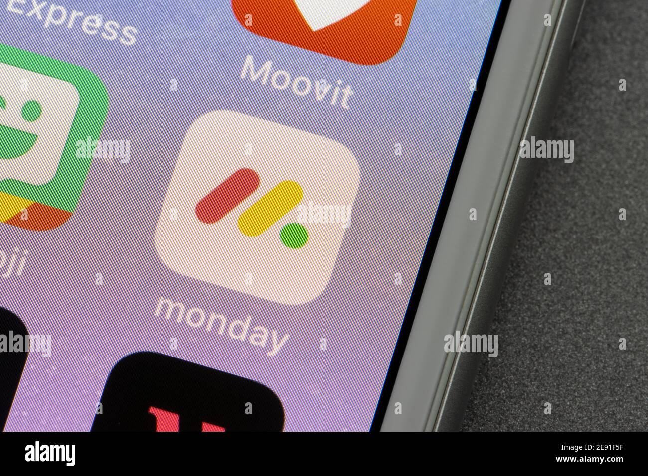 Das Symbol für die Montag-App wird auf einem iPhone angezeigt. Monday.com ist ein Projektmanagement-Tool, mit dem Unternehmen Aufgaben, Projekte und Teamarbeit verwalten können. Stockfoto