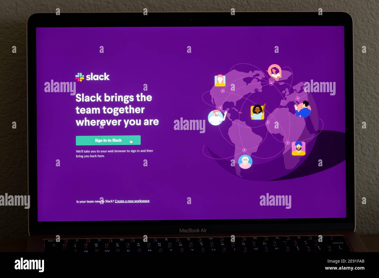 Die Anmeldeseite der Slack-App für mac wird auf einem MacBook Air angezeigt. Slack ist eine proprietäre Plattform für Unternehmenskommunikation, die von Slack Technologies entwickelt wurde. Stockfoto