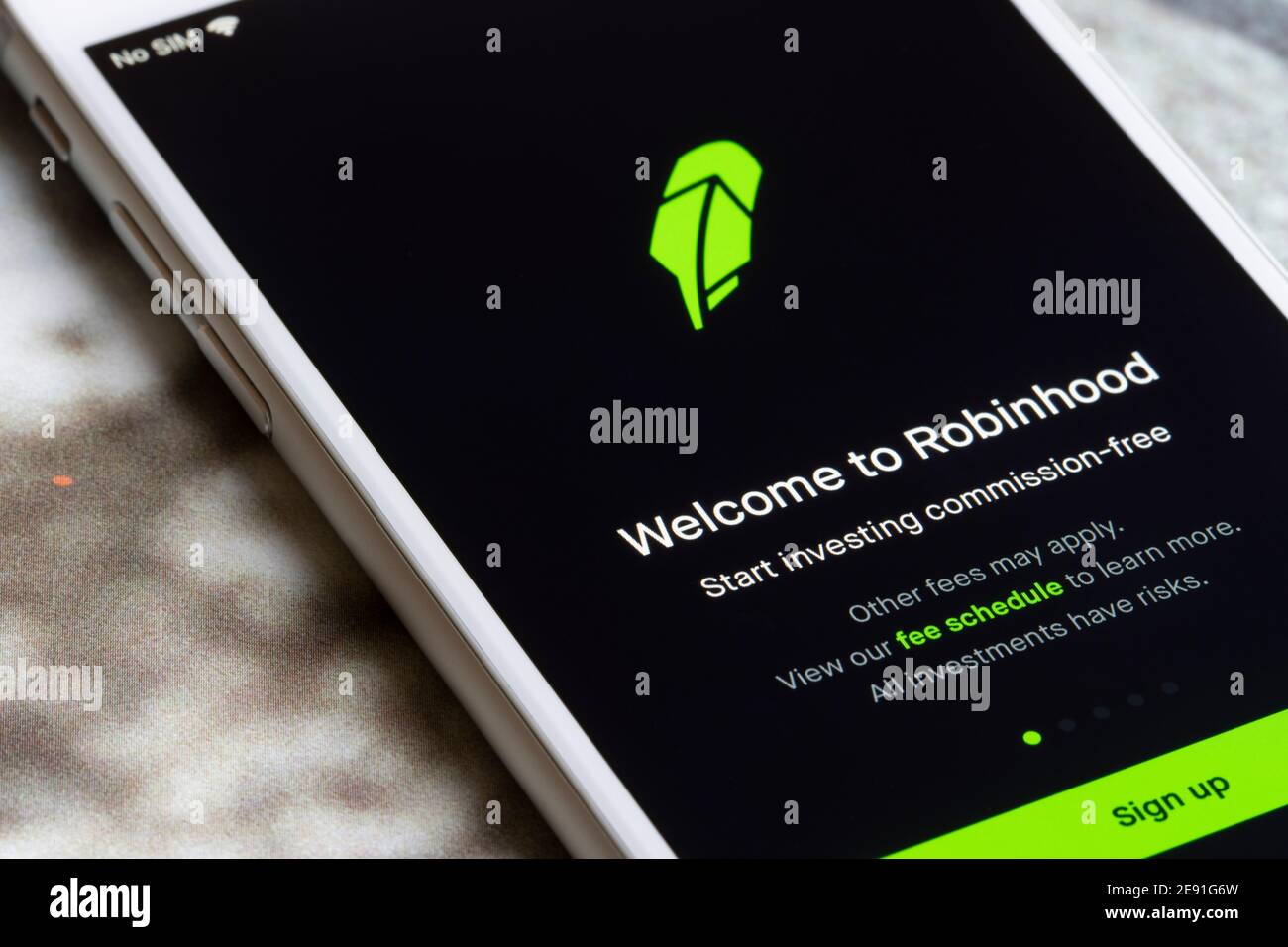 Die Anmeldeseite der Robinhood Mobile App ist auf einem iPhone am 1. Februar 2021 zu sehen. Robinhood Markets, Inc. Ist ein amerikanisches Finanzdienstleistungsunternehmen. Stockfoto