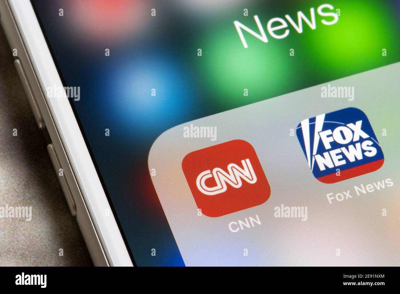 Die mobilen App-Symbole von CNN und Fox News werden am 1. Februar 2021 auf einem iPhone angezeigt. Linke (liberale) Nachrichten versus rechte (konservative) Nachrichten. Stockfoto