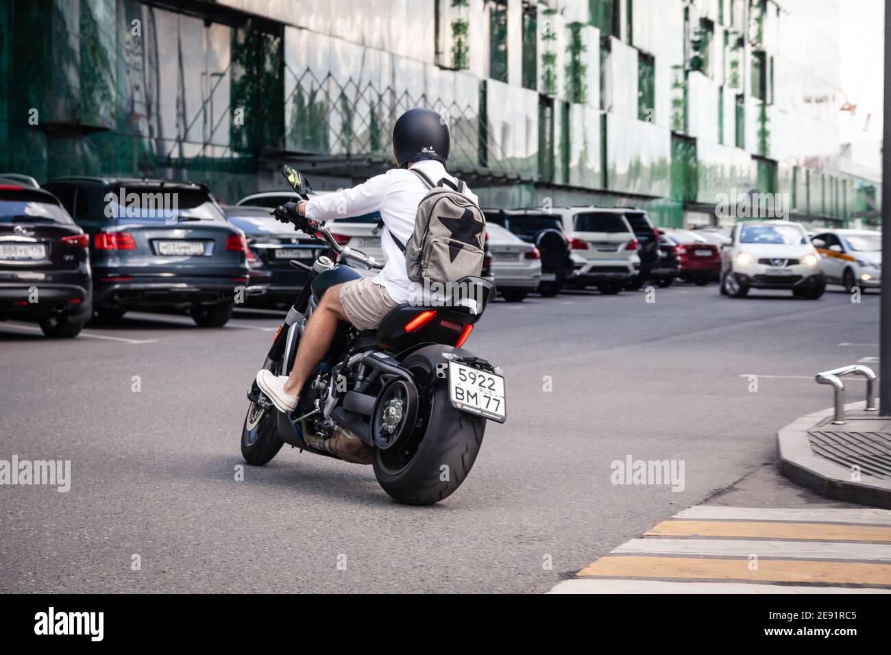 Russland Moskau 2019-06-17 Mann Freizeitkleidung Stil auf schwarzem Motorrad cruiser Ducati Diavel i Stockfoto