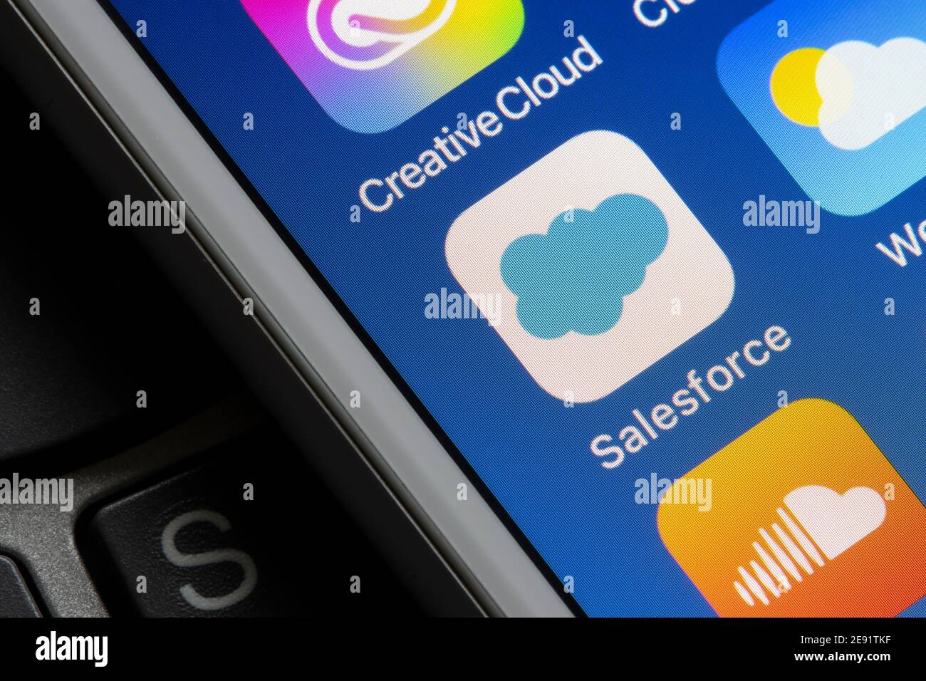 Das Salesforce App-Symbol ist auf einem iPhone am 30. Januar 2021 zu sehen. Salesforce.com, Inc. Ist ein amerikanisches Cloud-basiertes Softwareunternehmen. Stockfoto