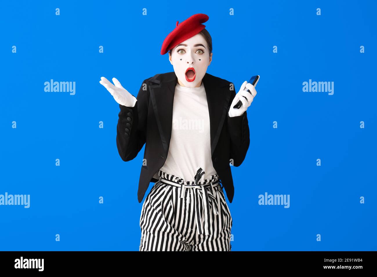 Überrascht weibliche Pantomimist auf farbigem Hintergrund Stockfoto