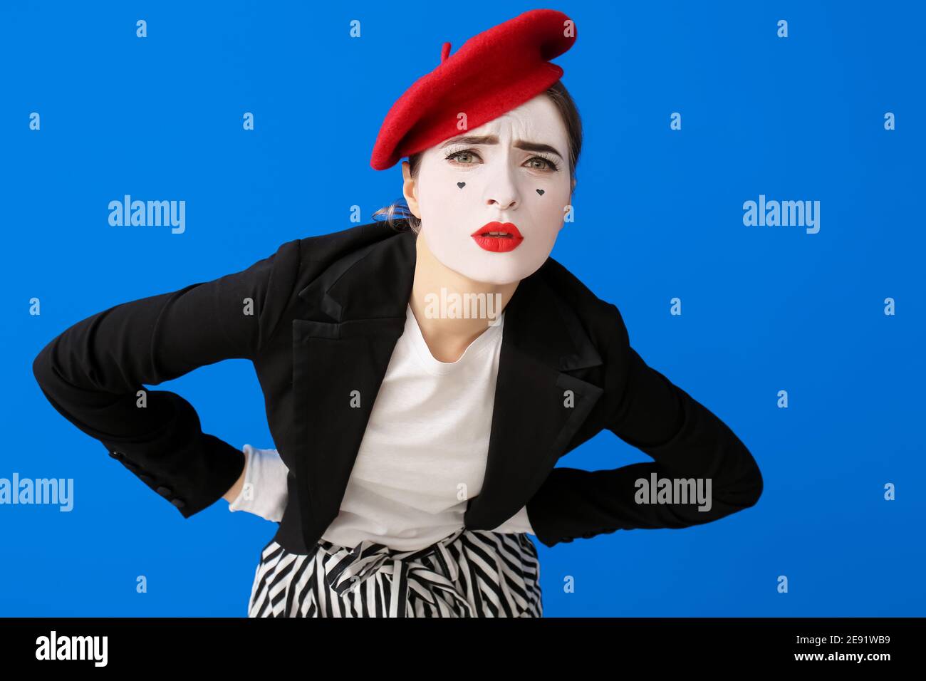 Weibliche Pantomimist auf farbigem Hintergrund Stockfoto