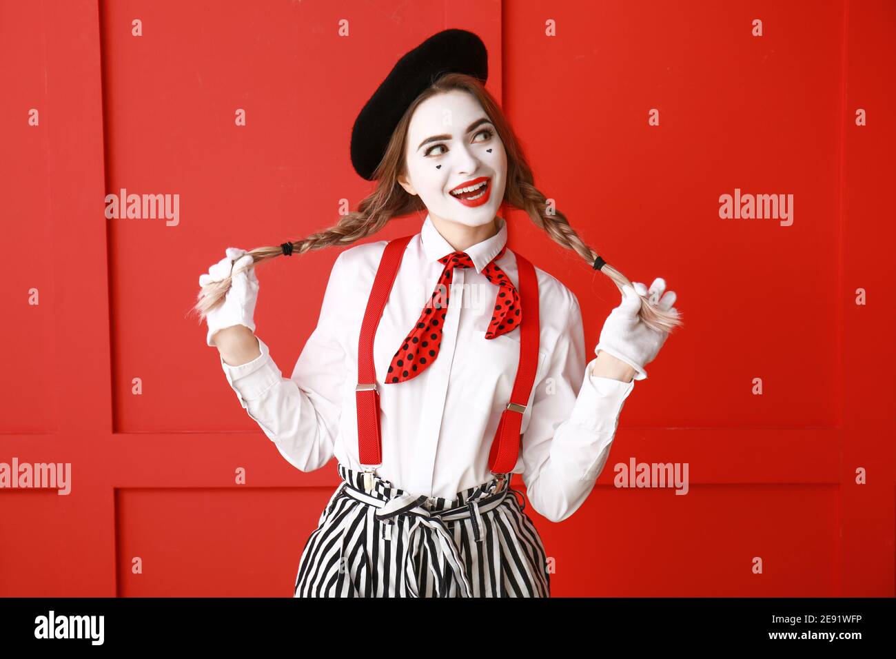 Weibliche Pantomimist auf farbigem Hintergrund Stockfoto