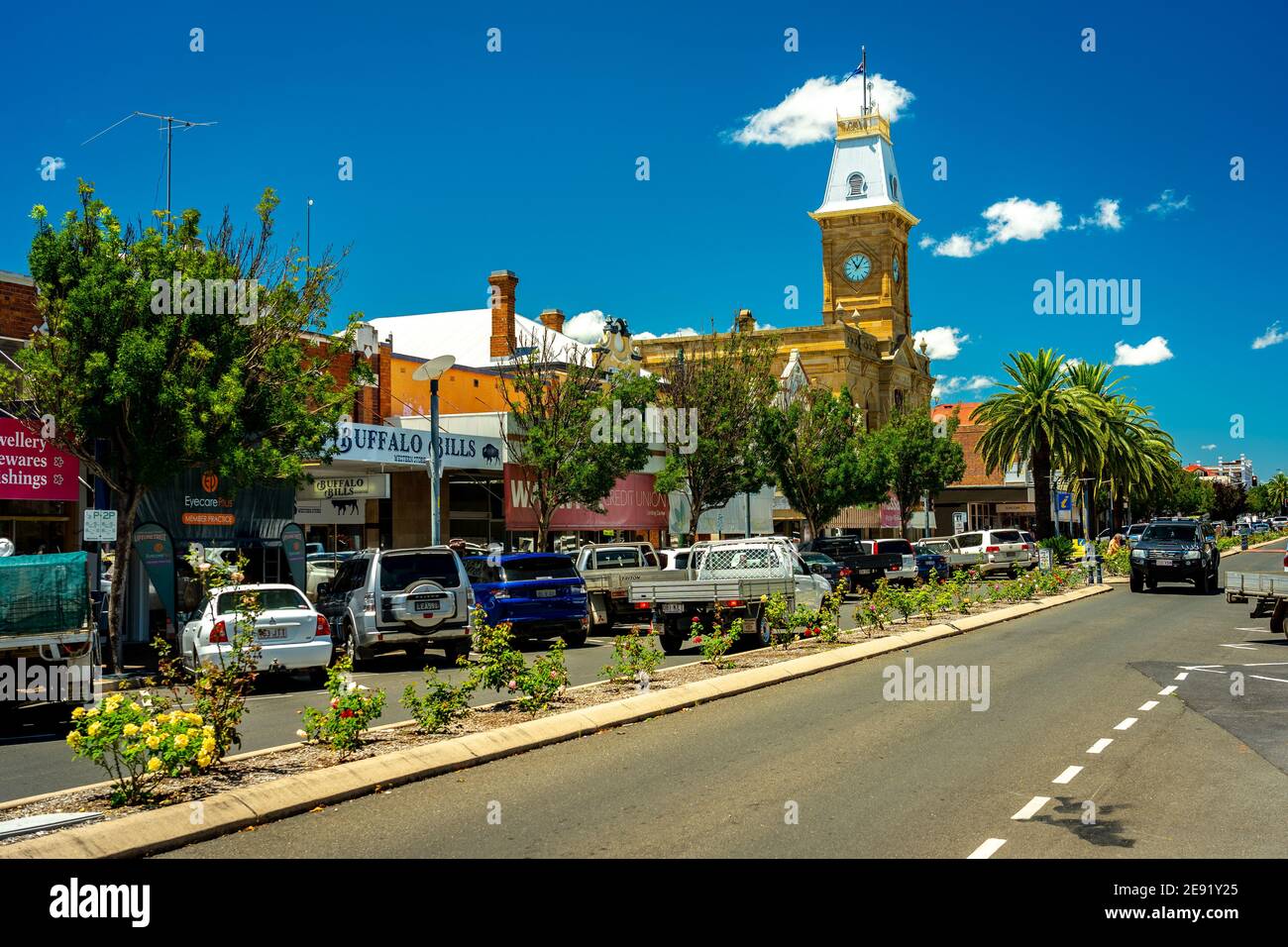 Warwick, Queensland, Australien - Haupteinkaufsstraße mit dem Rathaus im Hintergrund Stockfoto