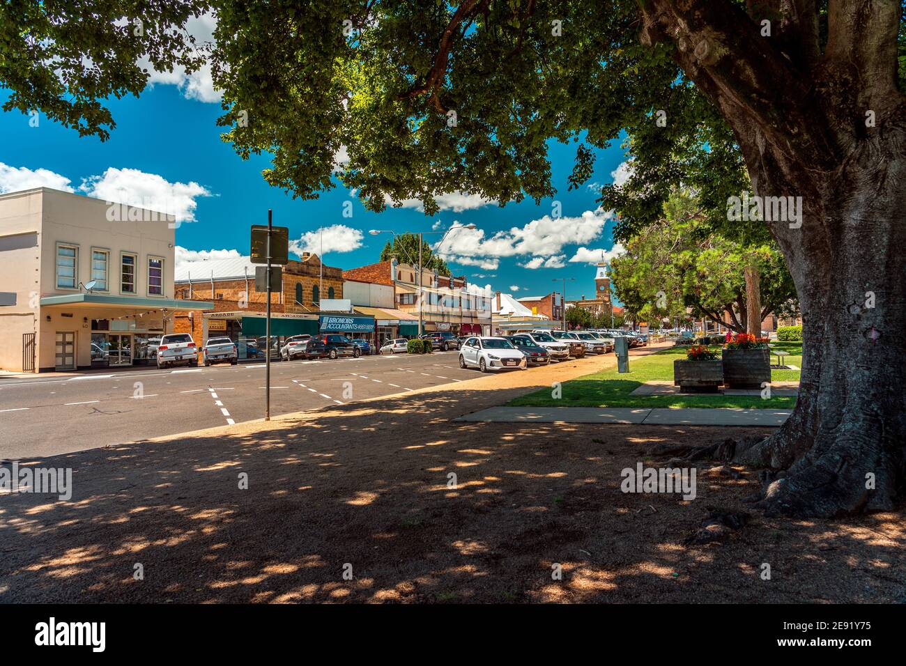 Warwick, Queensland, Australien - Haupteinkaufsstraße mit dem Rathaus im Hintergrund, Blick vom Leslie Park Stockfoto